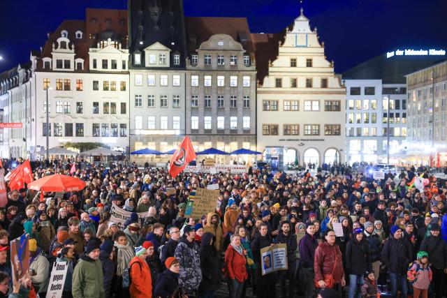27 October 2025, Saxony, Leipzig: People stand on the market square during a demonstration entitled "The cityscape remains colorful" against statements by German Chancellor Friedrich Merz on the "cityscape" and migration. Photo: Jan Woitas/dpa