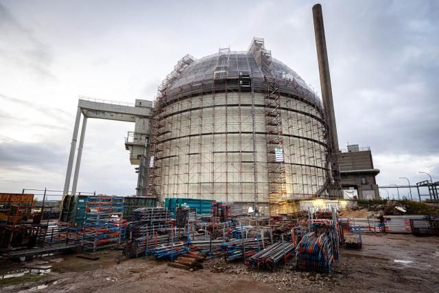 27 October 2025, Lower Saxony, Stade: A general view of the Stade nuclear power plant, which was shut down years ago. Under the title "Orbitale", images and sound will combine in a unique way with the structure, which was originally used for industrial purposes. Photo: Sina Schuldt/dpa
