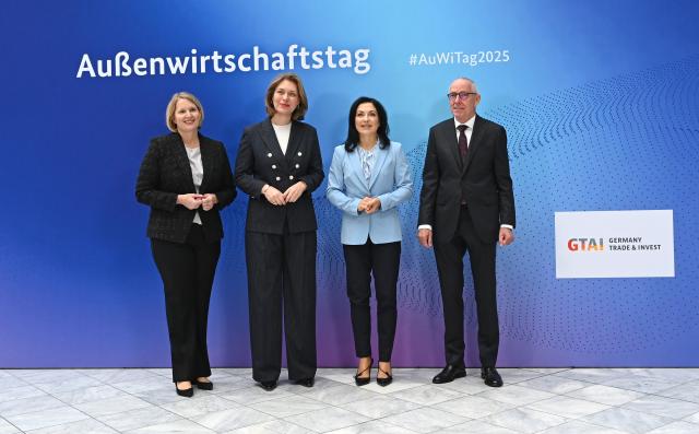 28 October 2025, Berlin: Julia Braune (l-r), first Managing Director of Germany Trade and Invest - Gesellschaft für Aussenwirtschaft und Standortmarketing mbH (GTAI), Helena Melnikov, Managing Director DIHK, Katherina Reiche (CDU), Federal Minister for Economic Affairs and Energy, and Peter Adrian, President of the German Chamber of Industry and Commerce (DIHK), stand together at the Foreign Trade Day. The event at the Haus der Deutschen Wirtschaft in Berlin is organized by the Federal Ministry for Economic Affairs and Energy together with Germany Trade & Invest (GTAI). Photo: Elisa Schu/dpa
