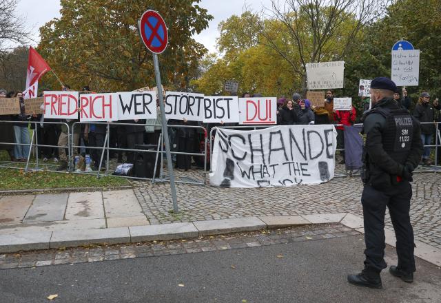 28 October 2025, Saxony, Dresden: Police officers guard a demonstration during German Chancellor Friedrich Merz's inaugural visit to the Saxon State Chancellery. Photo: Jan Woitas/dpa