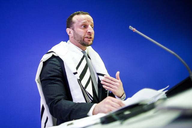 28 October 2025, Brandenburg, Schwielowsee: Military Rabbi Shlomo Afanasev wears a tallit, the Jewish prayer shawl, during his speech after his inauguration as Orthodox military rabbi of the Jewish military chaplaincy for Berlin and Brandenburg in the Henning-von-Tresckow barracks. Photo: Carsten Koall/dpa