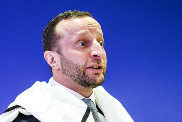 28 October 2025, Brandenburg, Schwielowsee: Military Rabbi Shlomo Afanasev wears a tallit, the Jewish prayer shawl, during his speech after his inauguration as Orthodox military rabbi of the Jewish military chaplaincy for Berlin and Brandenburg in the Henning-von-Tresckow barracks. Photo: Carsten Koall/dpa