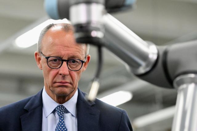 28 October 2025, Saxony, Dresden: German Chancellor Friedrich Merz visits the training center of the Chamber of Skilled Crafts. Photo: Matthias Rietschel/Reuters/Pool/dpa