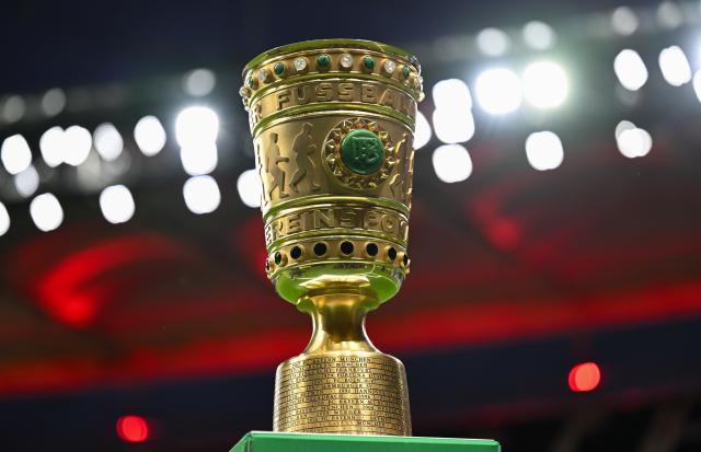 28 October 2025, Hesse, Frankfurt/Main: A copy of the DFB Cup stands on the sidelines prior to the start of the German DFB Cup 2nd round soccer match between Eintracht Frankfurt and Borussia Dortmund at Deutsche Bank Park. Photo: Arne Dedert/dpa - WICHTIGER HINWEIS: Gemäß den Vorgaben der DFL Deutsche Fußball Liga bzw. des DFB Deutscher Fußball-Bund ist es untersagt, in dem Stadion und/oder vom Spiel angefertigte Fotoaufnahmen in Form von Sequenzbildern und/oder videoähnlichen Fotostrecken zu verwerten bzw. verwerten zu lassen.