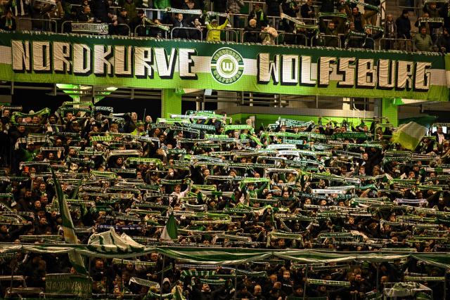 28 October 2025, Lower Saxony, Wolfsburg: VfL Wolfsburg fans cheers in the stands with their scarves prior to the start of the German DFB Cup 2nd round soccer match between VfL Wolfsburg and Holstein Kiel at Volkswagen Arena. Photo: Swen Pförtner/dpa - WICHTIGER HINWEIS: Gemäß den Vorgaben der DFL Deutsche Fußball Liga bzw. des DFB Deutscher Fußball-Bund ist es untersagt, in dem Stadion und/oder vom Spiel angefertigte Fotoaufnahmen in Form von Sequenzbildern und/oder videoähnlichen Fotostrecken zu verwerten bzw. verwerten zu lassen.