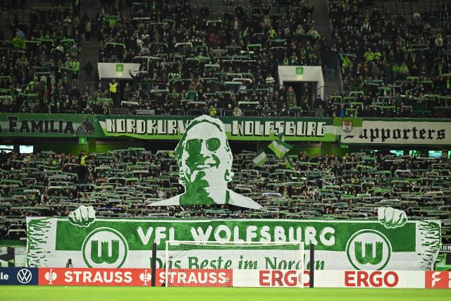 28 October 2025, Lower Saxony, Wolfsburg: VfL Wolfsburg fans show a choreography in the stands with their scarves prior to the start of the German DFB Cup 2nd round soccer match between VfL Wolfsburg and Holstein Kiel at Volkswagen Arena. Photo: Swen Pförtner/dpa - WICHTIGER HINWEIS: Gemäß den Vorgaben der DFL Deutsche Fußball Liga bzw. des DFB Deutscher Fußball-Bund ist es untersagt, in dem Stadion und/oder vom Spiel angefertigte Fotoaufnahmen in Form von Sequenzbildern und/oder videoähnlichen Fotostrecken zu verwerten bzw. verwerten zu lassen.
