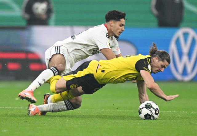 28 October 2025, Hesse, Frankfurt/Main: Eintracht Frankfurt's Fares Chaibi (L) and Borussia Dortmund's Marcel Sabitzer battle for the ball during the German DFB Cup 2nd round soccer match between Eintracht Frankfurt and Borussia Dortmund at Deutsche Bank Park. Photo: Arne Dedert/dpa - WICHTIGER HINWEIS: Gemäß den Vorgaben der DFL Deutsche Fußball Liga bzw. des DFB Deutscher Fußball-Bund ist es untersagt, in dem Stadion und/oder vom Spiel angefertigte Fotoaufnahmen in Form von Sequenzbildern und/oder videoähnlichen Fotostrecken zu verwerten bzw. verwerten zu lassen.