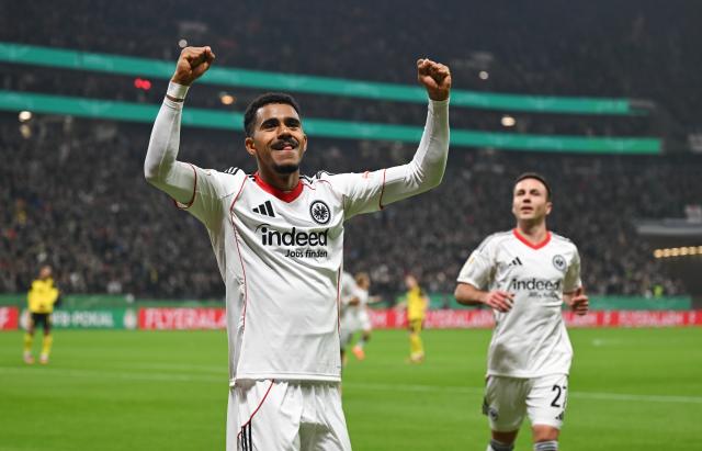28 October 2025, Hesse, Frankfurt/Main: Eintracht Frankfurt's Ansgar Knauff (L) celebrates scoring his side's first goal with teammate Mario Goetze during the German DFB Cup 2nd round soccer match between Eintracht Frankfurt and Borussia Dortmund at Deutsche Bank Park. Photo: Arne Dedert/dpa - WICHTIGER HINWEIS: Gemäß den Vorgaben der DFL Deutsche Fußball Liga bzw. des DFB Deutscher Fußball-Bund ist es untersagt, in dem Stadion und/oder vom Spiel angefertigte Fotoaufnahmen in Form von Sequenzbildern und/oder videoähnlichen Fotostrecken zu verwerten bzw. verwerten zu lassen.