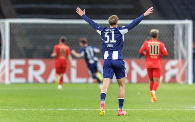 28 October 2025, Berlin: Hertha's Marton Dardai celebrates his side's first goal during the German DFB Cup 2nd round soccer match between Hertha BSC and SV Elversberg at Olympiastadion. Photo: Andreas Gora/dpa - WICHTIGER HINWEIS: Gemäß den Vorgaben der DFL Deutsche Fußball Liga bzw. des DFB Deutscher Fußball-Bund ist es untersagt, in dem Stadion und/oder vom Spiel angefertigte Fotoaufnahmen in Form von Sequenzbildern und/oder videoähnlichen Fotostrecken zu verwerten bzw. verwerten zu lassen.