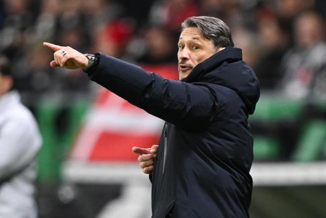 28 October 2025, Hesse, Frankfurt/Main: Borussia Dortmund coach Niko Kovac gestures on the touchline during the German DFB Cup 2nd round soccer match between Eintracht Frankfurt and Borussia Dortmund at Deutsche Bank Park. Photo: Arne Dedert/dpa - WICHTIGER HINWEIS: Gemäß den Vorgaben der DFL Deutsche Fußball Liga bzw. des DFB Deutscher Fußball-Bund ist es untersagt, in dem Stadion und/oder vom Spiel angefertigte Fotoaufnahmen in Form von Sequenzbildern und/oder videoähnlichen Fotostrecken zu verwerten bzw. verwerten zu lassen.