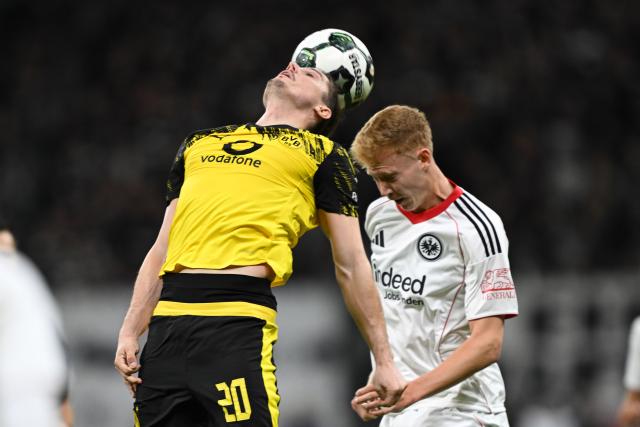 28 October 2025, Hesse, Frankfurt/Main: Eintracht Frankfurt's Hugo Larsson (R) and Borussia Dortmund's Marcel Sabitzer battle for the ball during the German DFB Cup 2nd round soccer match between Eintracht Frankfurt and Borussia Dortmund at Deutsche Bank Park. Photo: Arne Dedert/dpa - WICHTIGER HINWEIS: Gemäß den Vorgaben der DFL Deutsche Fußball Liga bzw. des DFB Deutscher Fußball-Bund ist es untersagt, in dem Stadion und/oder vom Spiel angefertigte Fotoaufnahmen in Form von Sequenzbildern und/oder videoähnlichen Fotostrecken zu verwerten bzw. verwerten zu lassen.