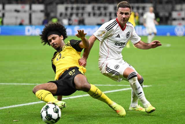 28 October 2025, Hesse, Frankfurt/Main: Eintracht Frankfurt's Mario Goetze (R) and Borussia Dortmund's Karim Adeyemi battle for the ball during the German DFB Cup 2nd round soccer match between Eintracht Frankfurt and Borussia Dortmund at Deutsche Bank Park. Photo: Arne Dedert/dpa - WICHTIGER HINWEIS: Gemäß den Vorgaben der DFL Deutsche Fußball Liga bzw. des DFB Deutscher Fußball-Bund ist es untersagt, in dem Stadion und/oder vom Spiel angefertigte Fotoaufnahmen in Form von Sequenzbildern und/oder videoähnlichen Fotostrecken zu verwerten bzw. verwerten zu lassen.