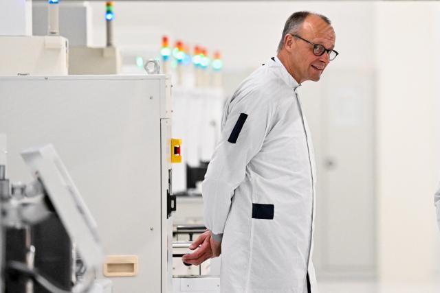 28 October 2025, Saxony, Dresden: German Chancellor Friedrich Merz visits a test laboratory in GlobalFoundries' clean room. Photo: Matthias Rietschel/Reuters/Pool/dpa