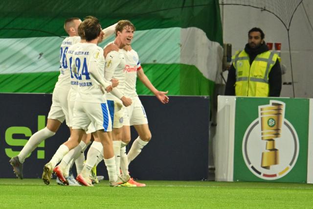 28 October 2025, Lower Saxony, Wolfsburg: Holstein Kiel's Alexander Bernhardsson (R) celebrates scoring his side's first goal with teammates during the German DFB Cup 2nd round soccer match between VfL Wolfsburg and Holstein Kiel at Volkswagen Arena. Photo: Swen Pförtner/dpa - WICHTIGER HINWEIS: Gemäß den Vorgaben der DFL Deutsche Fußball Liga bzw. des DFB Deutscher Fußball-Bund ist es untersagt, in dem Stadion und/oder vom Spiel angefertigte Fotoaufnahmen in Form von Sequenzbildern und/oder videoähnlichen Fotostrecken zu verwerten bzw. verwerten zu lassen.