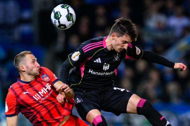 29 October 2025, Baden-Wuerttemberg, Heidenheim: Heidenheim's Jonas Foehrenbach (L) and Hamburger's Giorgi Gocholeishvili battle for the ball during the German DFB Cup 2nd round soccer match between 1. FC Heidenheim and Hamburger SV at Voith-Arena. Photo: Tom Weller/dpa - WICHTIGER HINWEIS: Gemäß den Vorgaben der DFL Deutsche Fußball Liga bzw. des DFB Deutscher Fußball-Bund ist es untersagt, in dem Stadion und/oder vom Spiel angefertigte Fotoaufnahmen in Form von Sequenzbildern und/oder videoähnlichen Fotostrecken zu verwerten bzw. verwerten zu lassen.