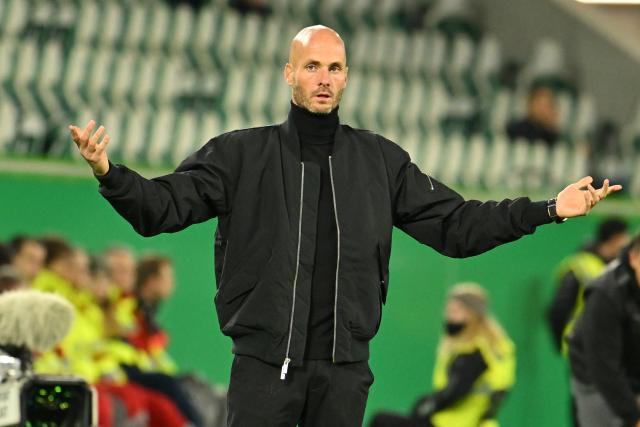 28 October 2025, Lower Saxony, Wolfsburg: VfL Wolfsburg coach Paul Simonis gestures on the touchline during the German DFB Cup 2nd round soccer match between VfL Wolfsburg and Holstein Kiel at Volkswagen Arena. Photo: Swen Pförtner/dpa - WICHTIGER HINWEIS: Gemäß den Vorgaben der DFL Deutsche Fußball Liga bzw. des DFB Deutscher Fußball-Bund ist es untersagt, in dem Stadion und/oder vom Spiel angefertigte Fotoaufnahmen in Form von Sequenzbildern und/oder videoähnlichen Fotostrecken zu verwerten bzw. verwerten zu lassen.