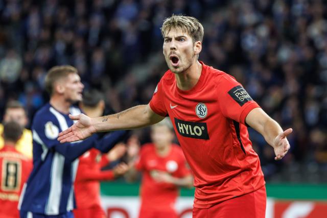 28 October 2025, Berlin: SV Elversberg's Maximilian Rohr gestures on the touchline during the German DFB Cup 2nd round soccer match between Hertha BSC and SV Elversberg at Olympiastadion. Photo: Andreas Gora/dpa - WICHTIGER HINWEIS: Gemäß den Vorgaben der DFL Deutsche Fußball Liga bzw. des DFB Deutscher Fußball-Bund ist es untersagt, in dem Stadion und/oder vom Spiel angefertigte Fotoaufnahmen in Form von Sequenzbildern und/oder videoähnlichen Fotostrecken zu verwerten bzw. verwerten zu lassen.