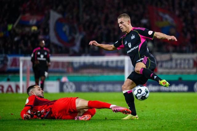 29 October 2025, Baden-Wuerttemberg, Heidenheim: Heidenheim's Arijon Ibrahimovic (L) and Hamburger's Miro Muheim battle for the ball during the German DFB Cup 2nd round soccer match between 1. FC Heidenheim and Hamburger SV at Voith-Arena. Photo: Tom Weller/dpa - WICHTIGER HINWEIS: Gemäß den Vorgaben der DFL Deutsche Fußball Liga bzw. des DFB Deutscher Fußball-Bund ist es untersagt, in dem Stadion und/oder vom Spiel angefertigte Fotoaufnahmen in Form von Sequenzbildern und/oder videoähnlichen Fotostrecken zu verwerten bzw. verwerten zu lassen.