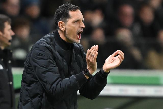 28 October 2025, Hesse, Frankfurt/Main: Eintracht Frankfurt coach Dino Toppmoeller gestures on the touchline during the German DFB Cup 2nd round soccer match between Eintracht Frankfurt and Borussia Dortmund at Deutsche Bank Park. Photo: Arne Dedert/dpa - WICHTIGER HINWEIS: Gemäß den Vorgaben der DFL Deutsche Fußball Liga bzw. des DFB Deutscher Fußball-Bund ist es untersagt, in dem Stadion und/oder vom Spiel angefertigte Fotoaufnahmen in Form von Sequenzbildern und/oder videoähnlichen Fotostrecken zu verwerten bzw. verwerten zu lassen.