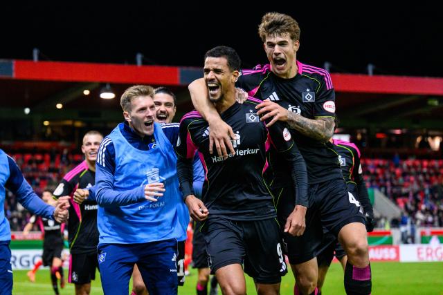 29 October 2025, Baden-Wuerttemberg, Heidenheim: Hamburger's Robert Glatzel (C) celebrates scoring his side's first goal with teammates during the German DFB Cup 2nd round soccer match between 1. FC Heidenheim and Hamburger SV at Voith-Arena. Photo: Tom Weller/dpa - WICHTIGER HINWEIS: Gemäß den Vorgaben der DFL Deutsche Fußball Liga bzw. des DFB Deutscher Fußball-Bund ist es untersagt, in dem Stadion und/oder vom Spiel angefertigte Fotoaufnahmen in Form von Sequenzbildern und/oder videoähnlichen Fotostrecken zu verwerten bzw. verwerten zu lassen.