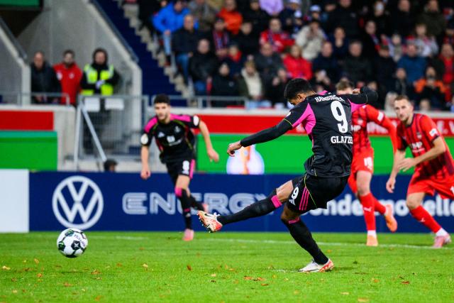 29 October 2025, Baden-Wuerttemberg, Heidenheim: Hamburger's Robert Glatzel scores his side's first goal during the German DFB Cup 2nd round soccer match between 1. FC Heidenheim and Hamburger SV at Voith-Arena. Photo: Tom Weller/dpa - WICHTIGER HINWEIS: Gemäß den Vorgaben der DFL Deutsche Fußball Liga bzw. des DFB Deutscher Fußball-Bund ist es untersagt, in dem Stadion und/oder vom Spiel angefertigte Fotoaufnahmen in Form von Sequenzbildern und/oder videoähnlichen Fotostrecken zu verwerten bzw. verwerten zu lassen.