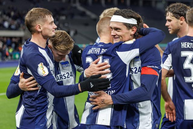 28 October 2025, Berlin: Hertha's Jon Dagur Thorsteinsson (3rd L) celebrates scoring his side's third goal with teammates during the German DFB Cup 2nd round soccer match between Hertha BSC and SV Elversberg at Olympiastadion. Photo: Andreas Gora/dpa - WICHTIGER HINWEIS: Gemäß den Vorgaben der DFL Deutsche Fußball Liga bzw. des DFB Deutscher Fußball-Bund ist es untersagt, in dem Stadion und/oder vom Spiel angefertigte Fotoaufnahmen in Form von Sequenzbildern und/oder videoähnlichen Fotostrecken zu verwerten bzw. verwerten zu lassen.