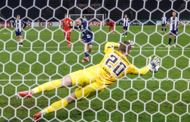 28 October 2025, Berlin: Hertha's Jon Dagur Thorsteinsson scores his side's third goal during the German DFB Cup 2nd round soccer match between Hertha BSC and SV Elversberg at Olympiastadion. Photo: Andreas Gora/dpa - WICHTIGER HINWEIS: Gemäß den Vorgaben der DFL Deutsche Fußball Liga bzw. des DFB Deutscher Fußball-Bund ist es untersagt, in dem Stadion und/oder vom Spiel angefertigte Fotoaufnahmen in Form von Sequenzbildern und/oder videoähnlichen Fotostrecken zu verwerten bzw. verwerten zu lassen.