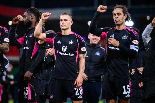 29 October 2025, Baden-Wuerttemberg, Heidenheim: Hamburger's Miro Muheim (C) and Yussuf Poulsen (R) thank the fans after the German DFB Cup 2nd round soccer match between 1. FC Heidenheim and Hamburger SV at Voith-Arena. Photo: Tom Weller/dpa - WICHTIGER HINWEIS: Gemäß den Vorgaben der DFL Deutsche Fußball Liga bzw. des DFB Deutscher Fußball-Bund ist es untersagt, in dem Stadion und/oder vom Spiel angefertigte Fotoaufnahmen in Form von Sequenzbildern und/oder videoähnlichen Fotostrecken zu verwerten bzw. verwerten zu lassen.