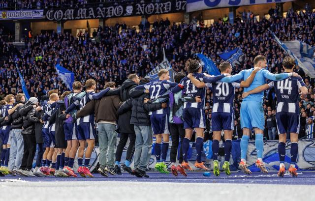 28 October 2025, Berlin: Hertha BSC players thank the fans after the German DFB Cup 2nd round soccer match between Hertha BSC and SV Elversberg at Olympiastadion. Photo: Andreas Gora/dpa - WICHTIGER HINWEIS: Gemäß den Vorgaben der DFL Deutsche Fußball Liga bzw. des DFB Deutscher Fußball-Bund ist es untersagt, in dem Stadion und/oder vom Spiel angefertigte Fotoaufnahmen in Form von Sequenzbildern und/oder videoähnlichen Fotostrecken zu verwerten bzw. verwerten zu lassen.