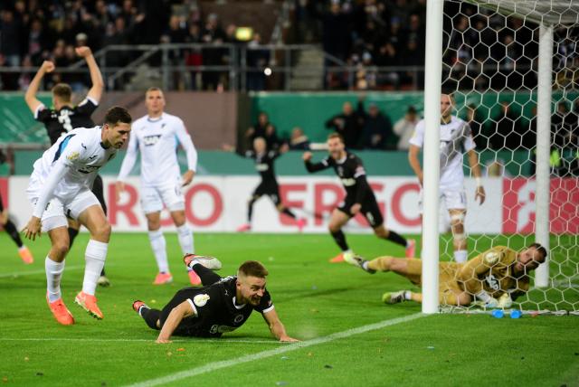 28 October 2025, Hamburg: St. Pauli's Hauke Wahl (C) scores his side's first goal tof the game during the German DFB Cup 2nd round soccer match between FC St.Pauli and TSG Hoffenheim at Millerntor-Stadion. Photo: Daniel Bockwoldt/dpa - WICHTIGER HINWEIS: Gemäß den Vorgaben der DFL Deutsche Fußball Liga bzw. des DFB Deutscher Fußball-Bund ist es untersagt, in dem Stadion und/oder vom Spiel angefertigte Fotoaufnahmen in Form von Sequenzbildern und/oder videoähnlichen Fotostrecken zu verwerten bzw. verwerten zu lassen.