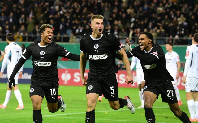 28 October 2025, Hamburg: (L-R) St. Pauli's Joel Chima Fujita, Hauke Wahl and Andreas Hountondji celebrate their side's first goal of the game during the German DFB Cup 2nd round soccer match between FC St.Pauli and TSG Hoffenheim at Millerntor-Stadion. Photo: Daniel Bockwoldt/dpa - WICHTIGER HINWEIS: Gemäß den Vorgaben der DFL Deutsche Fußball Liga bzw. des DFB Deutscher Fußball-Bund ist es untersagt, in dem Stadion und/oder vom Spiel angefertigte Fotoaufnahmen in Form von Sequenzbildern und/oder videoähnlichen Fotostrecken zu verwerten bzw. verwerten zu lassen.