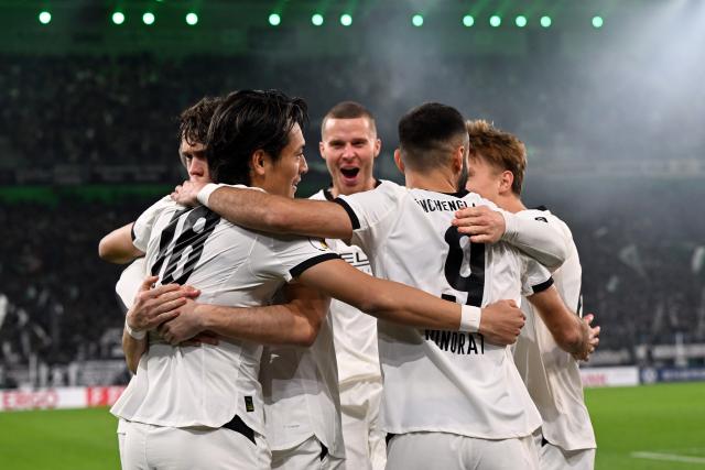 28 October 2025, North Rhine-Westphalia, Moenchengladbach: Borussia Moenchengladbach players celebrate their side's first goal of the game during the German DFB Cup 2nd round soccer match between Borussia Moenchengladbach and Karlsruher SC at Borussia-Park. Photo: Federico Gambarini/dpa - WICHTIGER HINWEIS: Gemäß den Vorgaben der DFL Deutsche Fußball Liga bzw. des DFB Deutscher Fußball-Bund ist es untersagt, in dem Stadion und/oder vom Spiel angefertigte Fotoaufnahmen in Form von Sequenzbildern und/oder videoähnlichen Fotostrecken zu verwerten bzw. verwerten zu lassen.