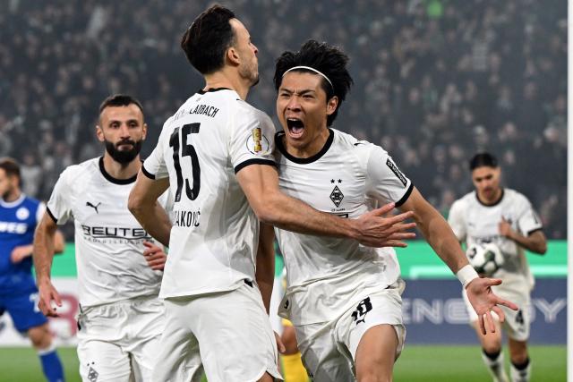 28 October 2025, North Rhine-Westphalia, Moenchengladbach: Borussia Moenchengladbach's Shuto Machino (R) celebrates his side's first goal of the game during the German DFB Cup 2nd round soccer match between Borussia Moenchengladbach and Karlsruher SC at Borussia-Park. Photo: Federico Gambarini/dpa - WICHTIGER HINWEIS: Gemäß den Vorgaben der DFL Deutsche Fußball Liga bzw. des DFB Deutscher Fußball-Bund ist es untersagt, in dem Stadion und/oder vom Spiel angefertigte Fotoaufnahmen in Form von Sequenzbildern und/oder videoähnlichen Fotostrecken zu verwerten bzw. verwerten zu lassen.