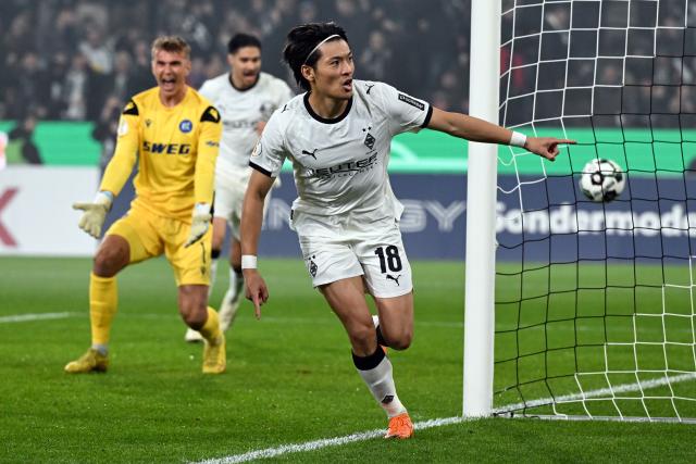 28 October 2025, North Rhine-Westphalia, Moenchengladbach: Borussia Moenchengladbach's Shuto Machino (R) celebrates his side's first goal of the game during the German DFB Cup 2nd round soccer match between Borussia Moenchengladbach and Karlsruher SC at Borussia-Park. Photo: Federico Gambarini/dpa - WICHTIGER HINWEIS: Gemäß den Vorgaben der DFL Deutsche Fußball Liga bzw. des DFB Deutscher Fußball-Bund ist es untersagt, in dem Stadion und/oder vom Spiel angefertigte Fotoaufnahmen in Form von Sequenzbildern und/oder videoähnlichen Fotostrecken zu verwerten bzw. verwerten zu lassen.