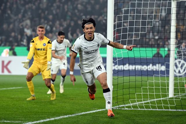 28 October 2025, North Rhine-Westphalia, Moenchengladbach: Borussia Moenchengladbach's Shuto Machino (R) celebrates his side's first goal of the game during the German DFB Cup 2nd round soccer match between Borussia Moenchengladbach and Karlsruher SC at Borussia-Park. Photo: Federico Gambarini/dpa - WICHTIGER HINWEIS: Gemäß den Vorgaben der DFL Deutsche Fußball Liga bzw. des DFB Deutscher Fußball-Bund ist es untersagt, in dem Stadion und/oder vom Spiel angefertigte Fotoaufnahmen in Form von Sequenzbildern und/oder videoähnlichen Fotostrecken zu verwerten bzw. verwerten zu lassen.