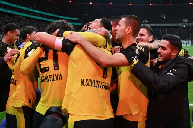 28 October 2025, Hesse, Frankfurt/Main: Dortmund players celebrate after winning the penalty shoot-out during the German DFB Cup 2nd round soccer match between Eintracht Frankfurt and Borussia Dortmund at Deutsche Bank Park. Photo: Arne Dedert/dpa - WICHTIGER HINWEIS: Gemäß den Vorgaben der DFL Deutsche Fußball Liga bzw. des DFB Deutscher Fußball-Bund ist es untersagt, in dem Stadion und/oder vom Spiel angefertigte Fotoaufnahmen in Form von Sequenzbildern und/oder videoähnlichen Fotostrecken zu verwerten bzw. verwerten zu lassen.