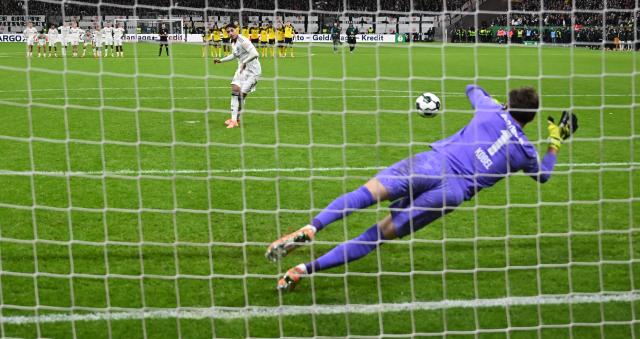 28 October 2025, Hesse, Frankfurt/Main: Borussia Dortmund goalkeeper Gregor Kobel (R) saves the decisive penalty from Eintracht Frankfurt's Fares Chaibi during the German DFB Cup 2nd round soccer match between Eintracht Frankfurt and Borussia Dortmund at Deutsche Bank Park. Photo: Arne Dedert/dpa - WICHTIGER HINWEIS: Gemäß den Vorgaben der DFL Deutsche Fußball Liga bzw. des DFB Deutscher Fußball-Bund ist es untersagt, in dem Stadion und/oder vom Spiel angefertigte Fotoaufnahmen in Form von Sequenzbildern und/oder videoähnlichen Fotostrecken zu verwerten bzw. verwerten zu lassen.