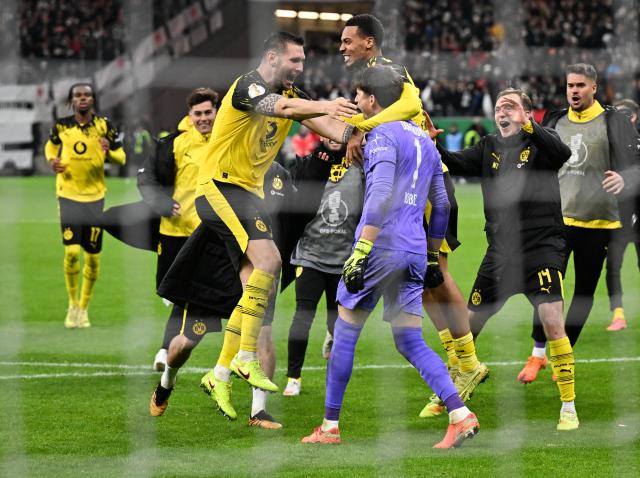 28 October 2025, Hesse, Frankfurt/Main: Dortmund players celebrate after winning the penalty shoot-out during the German DFB Cup 2nd round soccer match between Eintracht Frankfurt and Borussia Dortmund at Deutsche Bank Park. Photo: Arne Dedert/dpa - WICHTIGER HINWEIS: Gemäß den Vorgaben der DFL Deutsche Fußball Liga bzw. des DFB Deutscher Fußball-Bund ist es untersagt, in dem Stadion und/oder vom Spiel angefertigte Fotoaufnahmen in Form von Sequenzbildern und/oder videoähnlichen Fotostrecken zu verwerten bzw. verwerten zu lassen.