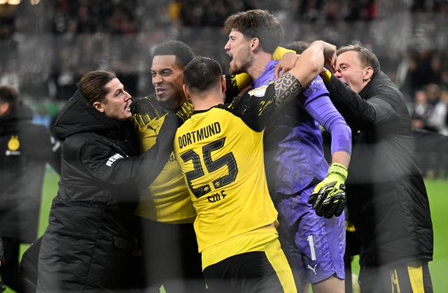 28 October 2025, Hesse, Frankfurt/Main: Dortmund players celebrate after winning the penalty shoot-out during the German DFB Cup 2nd round soccer match between Eintracht Frankfurt and Borussia Dortmund at Deutsche Bank Park. Photo: Arne Dedert/dpa - WICHTIGER HINWEIS: Gemäß den Vorgaben der DFL Deutsche Fußball Liga bzw. des DFB Deutscher Fußball-Bund ist es untersagt, in dem Stadion und/oder vom Spiel angefertigte Fotoaufnahmen in Form von Sequenzbildern und/oder videoähnlichen Fotostrecken zu verwerten bzw. verwerten zu lassen.