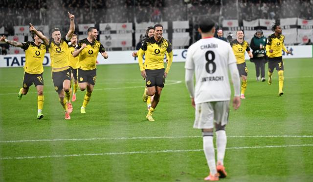 28 October 2025, Hesse, Frankfurt/Main: Dortmund players celebrate after winning the penalty shoot-out during the German DFB Cup 2nd round soccer match between Eintracht Frankfurt and Borussia Dortmund at Deutsche Bank Park. Photo: Arne Dedert/dpa - WICHTIGER HINWEIS: Gemäß den Vorgaben der DFL Deutsche Fußball Liga bzw. des DFB Deutscher Fußball-Bund ist es untersagt, in dem Stadion und/oder vom Spiel angefertigte Fotoaufnahmen in Form von Sequenzbildern und/oder videoähnlichen Fotostrecken zu verwerten bzw. verwerten zu lassen.