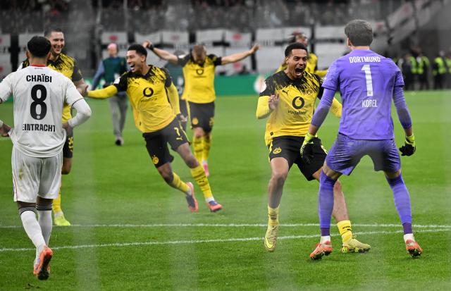 28 October 2025, Hesse, Frankfurt/Main: Dortmund players celebrate after winning the penalty shoot-out during the German DFB Cup 2nd round soccer match between Eintracht Frankfurt and Borussia Dortmund at Deutsche Bank Park. Photo: Arne Dedert/dpa - WICHTIGER HINWEIS: Gemäß den Vorgaben der DFL Deutsche Fußball Liga bzw. des DFB Deutscher Fußball-Bund ist es untersagt, in dem Stadion und/oder vom Spiel angefertigte Fotoaufnahmen in Form von Sequenzbildern und/oder videoähnlichen Fotostrecken zu verwerten bzw. verwerten zu lassen.