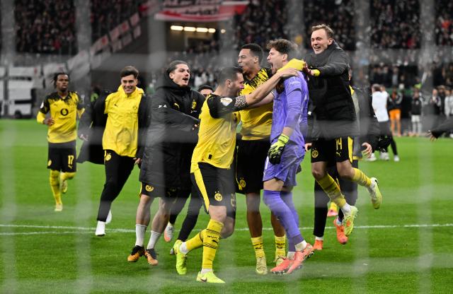 28 October 2025, Hesse, Frankfurt/Main: Dortmund players celebrate after winning the penalty shoot-out during the German DFB Cup 2nd round soccer match between Eintracht Frankfurt and Borussia Dortmund at Deutsche Bank Park. Photo: Arne Dedert/dpa - WICHTIGER HINWEIS: Gemäß den Vorgaben der DFL Deutsche Fußball Liga bzw. des DFB Deutscher Fußball-Bund ist es untersagt, in dem Stadion und/oder vom Spiel angefertigte Fotoaufnahmen in Form von Sequenzbildern und/oder videoähnlichen Fotostrecken zu verwerten bzw. verwerten zu lassen.