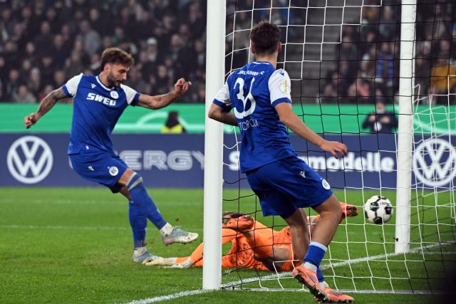 28 October 2025, North Rhine-Westphalia, Moenchengladbach: Karlsruher's Fabian Schleusener (L) scores his side's first goal of the game during the German DFB Cup 2nd round soccer match between Borussia Moenchengladbach and Karlsruher SC at Borussia-Park. Photo: Federico Gambarini/dpa - WICHTIGER HINWEIS: Gemäß den Vorgaben der DFL Deutsche Fußball Liga bzw. des DFB Deutscher Fußball-Bund ist es untersagt, in dem Stadion und/oder vom Spiel angefertigte Fotoaufnahmen in Form von Sequenzbildern und/oder videoähnlichen Fotostrecken zu verwerten bzw. verwerten zu lassen.