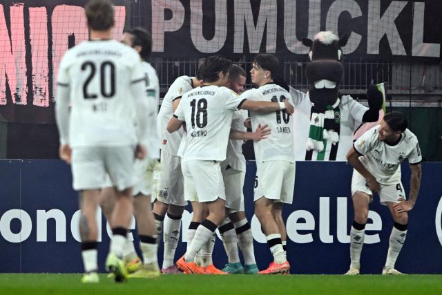 28 October 2025, North Rhine-Westphalia, Moenchengladbach: Borussia Moenchengladbach players celebrate their side's second goal of the game during the German DFB Cup 2nd round soccer match between Borussia Moenchengladbach and Karlsruher SC at Borussia-Park. Photo: Federico Gambarini/dpa - WICHTIGER HINWEIS: Gemäß den Vorgaben der DFL Deutsche Fußball Liga bzw. des DFB Deutscher Fußball-Bund ist es untersagt, in dem Stadion und/oder vom Spiel angefertigte Fotoaufnahmen in Form von Sequenzbildern und/oder videoähnlichen Fotostrecken zu verwerten bzw. verwerten zu lassen.