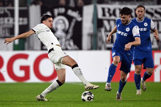 28 October 2025, North Rhine-Westphalia, Moenchengladbach: Borussia Moenchengladbach's Kevin Diks (L) and Karlsruher's Lilian Egloff battle for the ball during the German DFB Cup 2nd round soccer match between Borussia Moenchengladbach and Karlsruher SC at Borussia-Park. Photo: Federico Gambarini/dpa - WICHTIGER HINWEIS: Gemäß den Vorgaben der DFL Deutsche Fußball Liga bzw. des DFB Deutscher Fußball-Bund ist es untersagt, in dem Stadion und/oder vom Spiel angefertigte Fotoaufnahmen in Form von Sequenzbildern und/oder videoähnlichen Fotostrecken zu verwerten bzw. verwerten zu lassen.