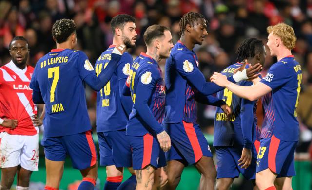 28 October 2025, Brandenburg, Cottbus: Leipzig's Ezechiel Banzuzi (3rd R) is cheered by his teammates after scoring his side's forth goal of the game during the German DFB Cup 2nd round soccer match between FC Energie Cottbus and RB Leipzig at Stadion der Freundschaft. Photo: Robert Michael/dpa - WICHTIGER HINWEIS: Gemäß den Vorgaben der DFL Deutsche Fußball Liga bzw. des DFB Deutscher Fußball-Bund ist es untersagt, in dem Stadion und/oder vom Spiel angefertigte Fotoaufnahmen in Form von Sequenzbildern und/oder videoähnlichen Fotostrecken zu verwerten bzw. verwerten zu lassen.