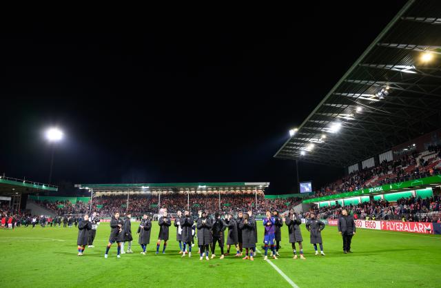 28 October 2025, Brandenburg, Cottbus: Leipzig's players stand in front of the visitors' block after the German DFB Cup 2nd round soccer match between FC Energie Cottbus and RB Leipzig at Stadion der Freundschaft. Photo: Robert Michael/dpa - WICHTIGER HINWEIS: Gemäß den Vorgaben der DFL Deutsche Fußball Liga bzw. des DFB Deutscher Fußball-Bund ist es untersagt, in dem Stadion und/oder vom Spiel angefertigte Fotoaufnahmen in Form von Sequenzbildern und/oder videoähnlichen Fotostrecken zu verwerten bzw. verwerten zu lassen.