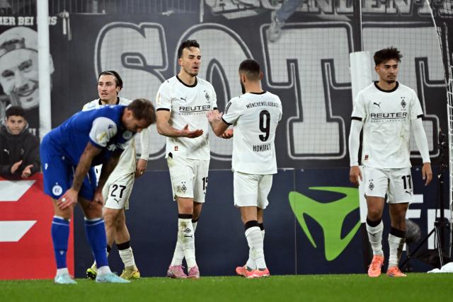 28 October 2025, North Rhine-Westphalia, Moenchengladbach: Borussia Moenchengladbach's Haris Tabakovic celebrates his side's third goal of the game during the German DFB Cup 2nd round soccer match between Borussia Moenchengladbach and Karlsruher SC at Borussia-Park. Photo: Federico Gambarini/dpa - WICHTIGER HINWEIS: Gemäß den Vorgaben der DFL Deutsche Fußball Liga bzw. des DFB Deutscher Fußball-Bund ist es untersagt, in dem Stadion und/oder vom Spiel angefertigte Fotoaufnahmen in Form von Sequenzbildern und/oder videoähnlichen Fotostrecken zu verwerten bzw. verwerten zu lassen.