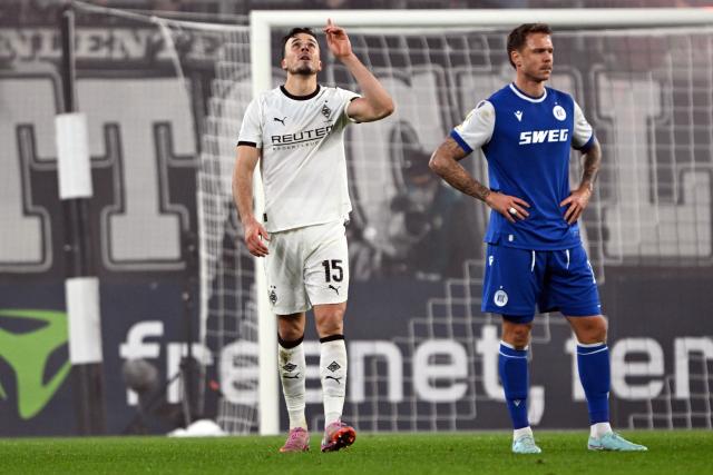 28 October 2025, North Rhine-Westphalia, Moenchengladbach: Borussia Moenchengladbach's Haris Tabakovic celebrates his side's third goal of the game during the German DFB Cup 2nd round soccer match between Borussia Moenchengladbach and Karlsruher SC at Borussia-Park. Photo: Federico Gambarini/dpa - WICHTIGER HINWEIS: Gemäß den Vorgaben der DFL Deutsche Fußball Liga bzw. des DFB Deutscher Fußball-Bund ist es untersagt, in dem Stadion und/oder vom Spiel angefertigte Fotoaufnahmen in Form von Sequenzbildern und/oder videoähnlichen Fotostrecken zu verwerten bzw. verwerten zu lassen.