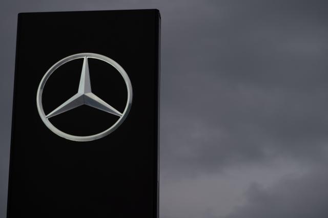 FILED - 29 July 2025, Baden-Württemberg, Stuttgart: A sign with a Mercedes star can be seen against a gray sky. Photo: Markus Lenhardt/dpa